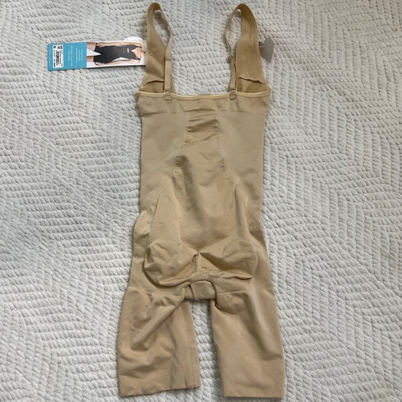 Assets by Spanx Shaping Open-Bust Bodysuit, Medium - Picture 4 of 6